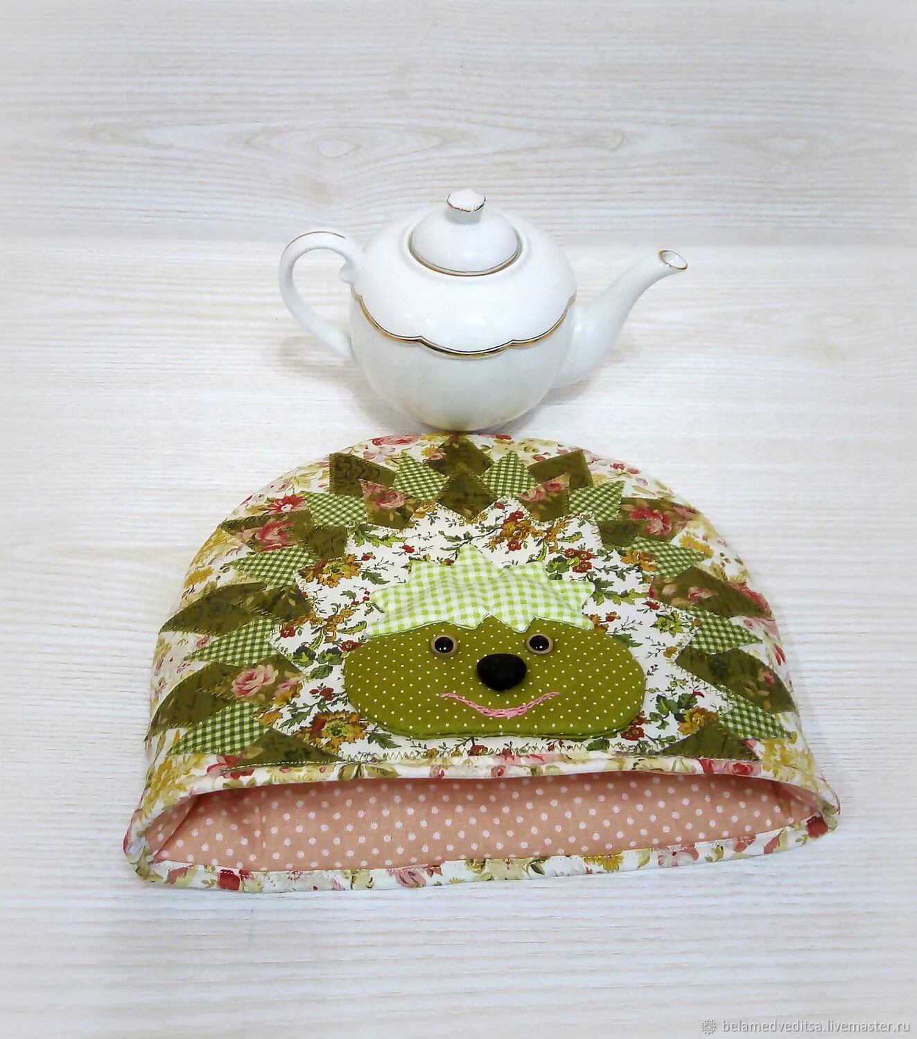 Грелка для заварочного чайника. Грелки на чайник в стиле пэчворк. Как сшить на заварочный чайник. Лоскутные грелки на чайник. Грелка на чайник.