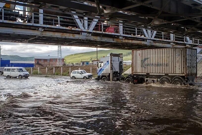 После спада воды следует. Забайкальский край наводнение. Спад воды после наводнения. Защита от паводка. Наводнения Забайкальского края проект.