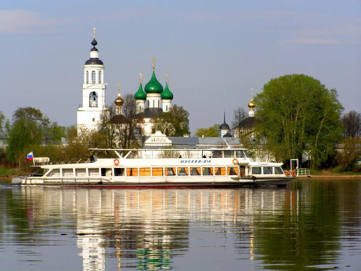 Самые речные города россии. Река Волга Ярославль. Толга Пристань Ярославль. Набережная реки Волги Ярославль Речной вокзал. Причал Толга Ярославль.