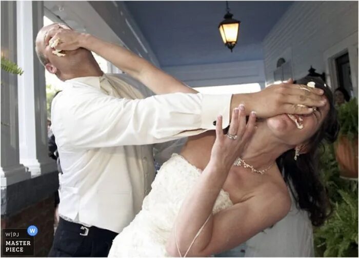 Невеста дерется на свадьбе. Жених и невеста драка. Драка невест. Неприличные фото со свадьбы.