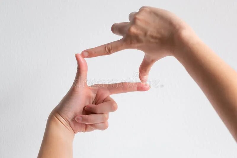 Человек пользующийся 2 руками. Рамка из пальцев. Квадратик из пальцев. Руки квадрат жест. Сложенные пальцы.