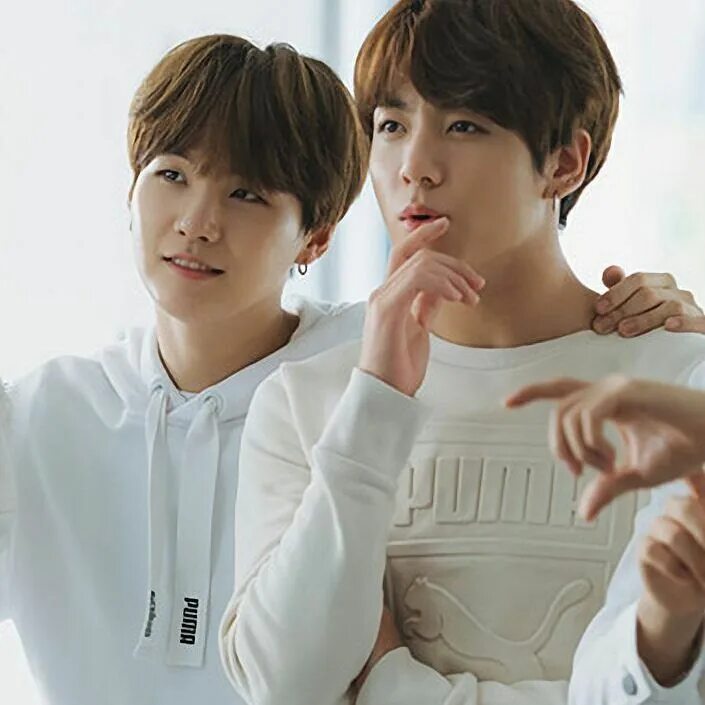 Бтс сын. Юнгуки бтс. чонгук и шуга. bts юнги и чонгук. bts чонгук и шуга.