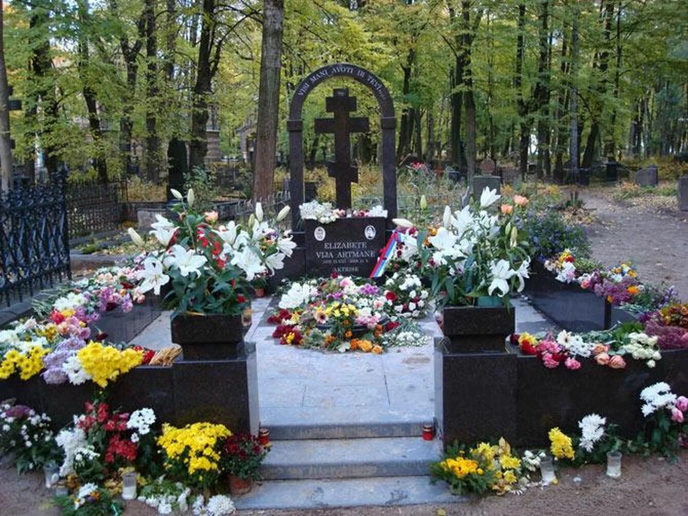 Вия артмане могила. Могила вии артмане. вия артмане похороны. памятник вия артмане. могила артмане вия фрицевна.