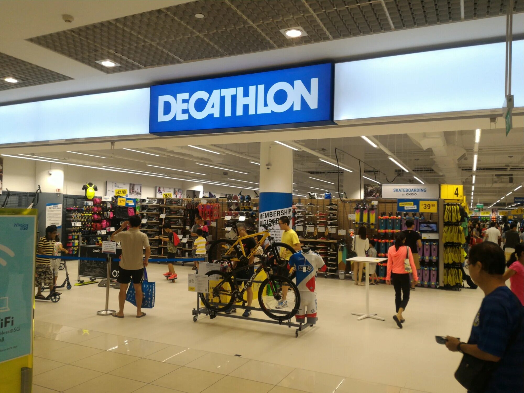 Спортивный магазин декатлон. Декатлон. Decathlon магазин. Супермаркет Декатлон. Декатлон фото магазина.