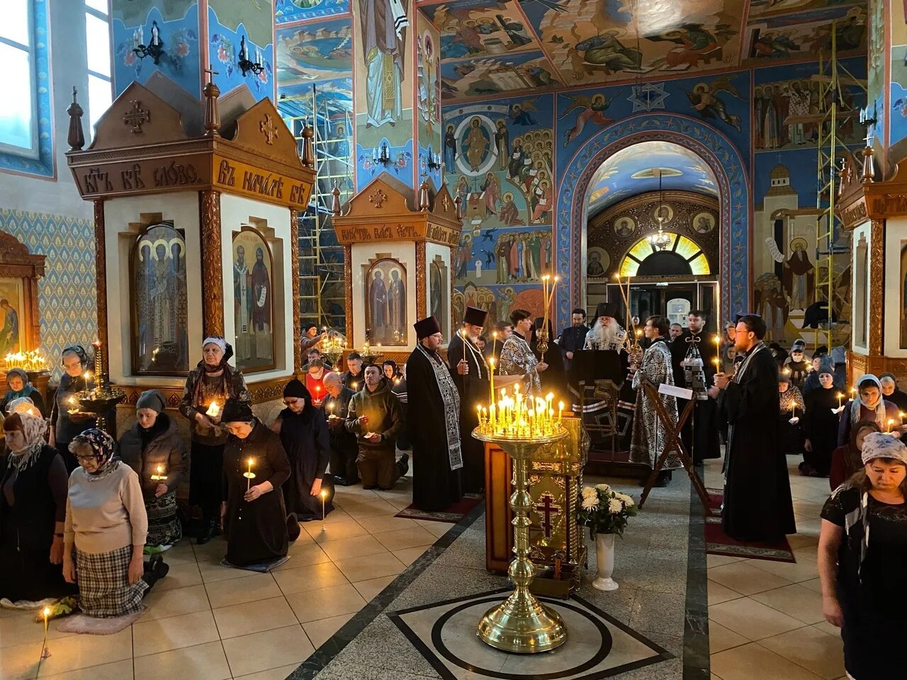 Повечерие с каноном андрея критского понедельник текст. Великий пост повечерие канон Андрея. Великое повечерие с каноном Андрея Критского. Церковь фото. Чтение канона Андрея Критского в храме.