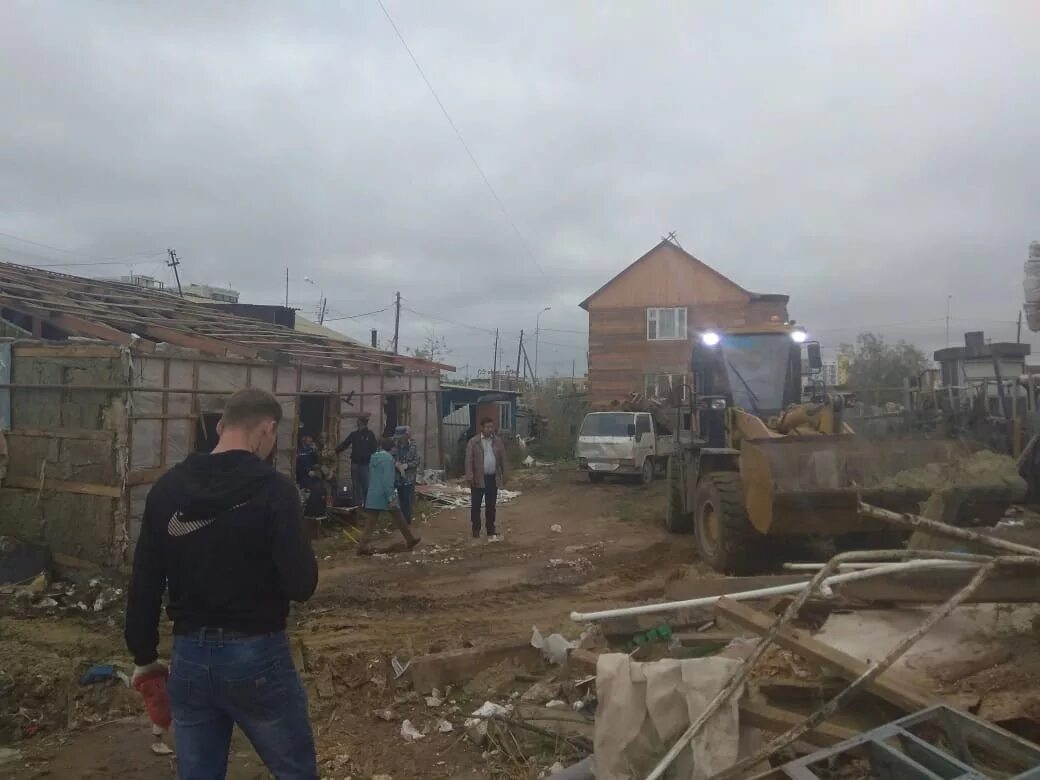 Снос в якутске домов якутске. Снос аварийных многоквартирных домов. Снос в якутске домов в москве. Снос аварийных домов якутск 2022 год. Снос деревянных домов в якутске.