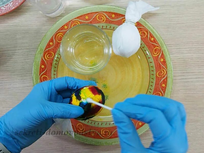 Покраска яиц фломастерами через салфетку. Окрашивание яиц салфетками. покраска пасхальных яиц салфетками. красим яйца на пасху жидкими красителями. крашеные яйца в салфетках.