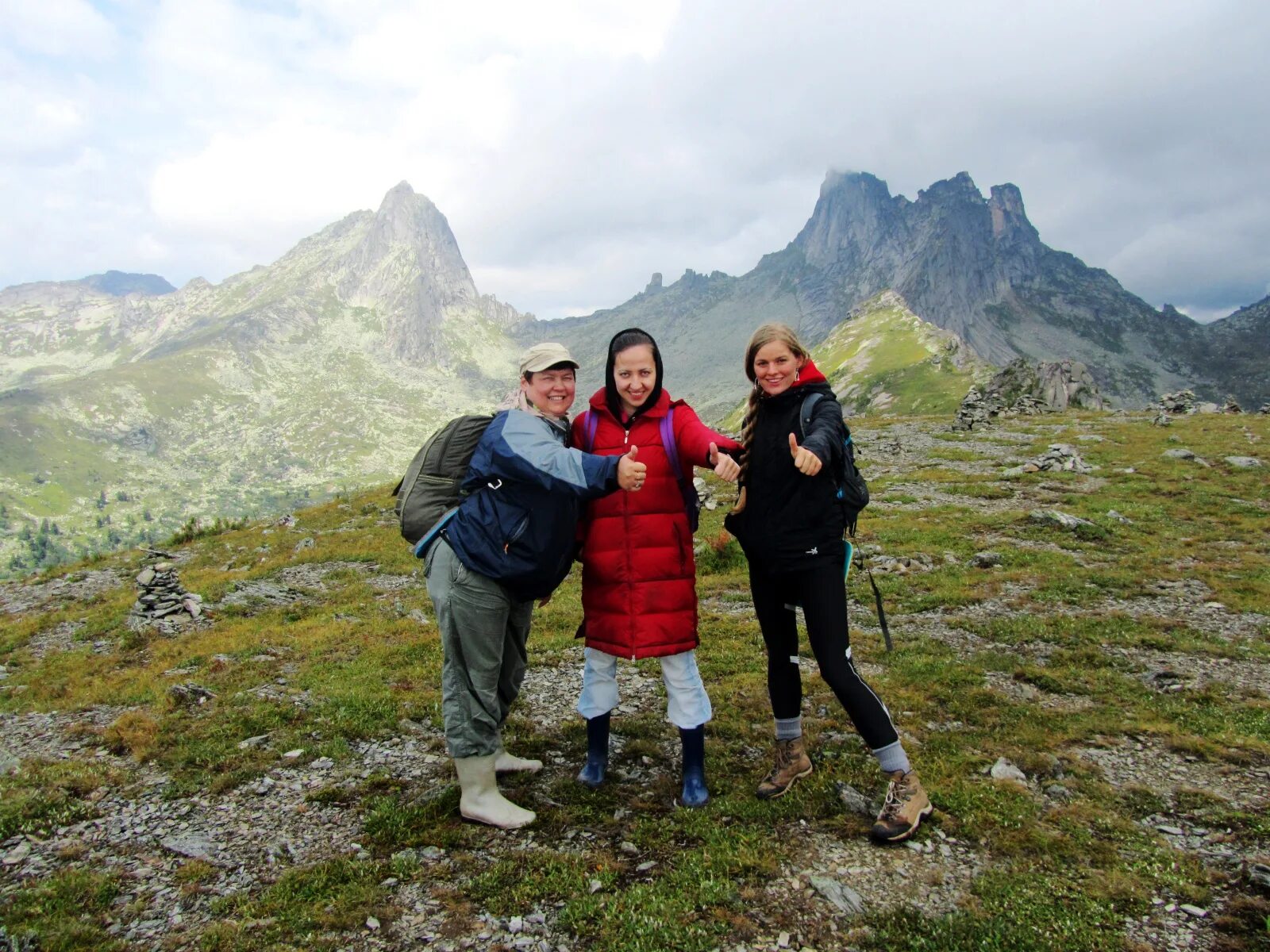 Пик трëхглавая высота. Саяны красноярский край поход. Вид с перевала художников ергаки. Алтай западный саян восточный саян. Восточные саяны святая красная гора.
