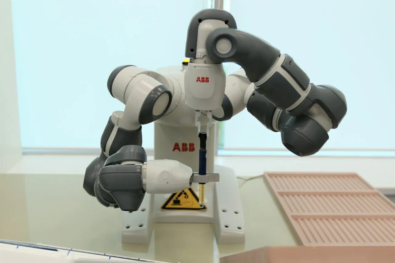 Проверь робот. Коллаборативный робот abb. abb robotics yumi. промышленные роботы abb robotics. роботы в россии.