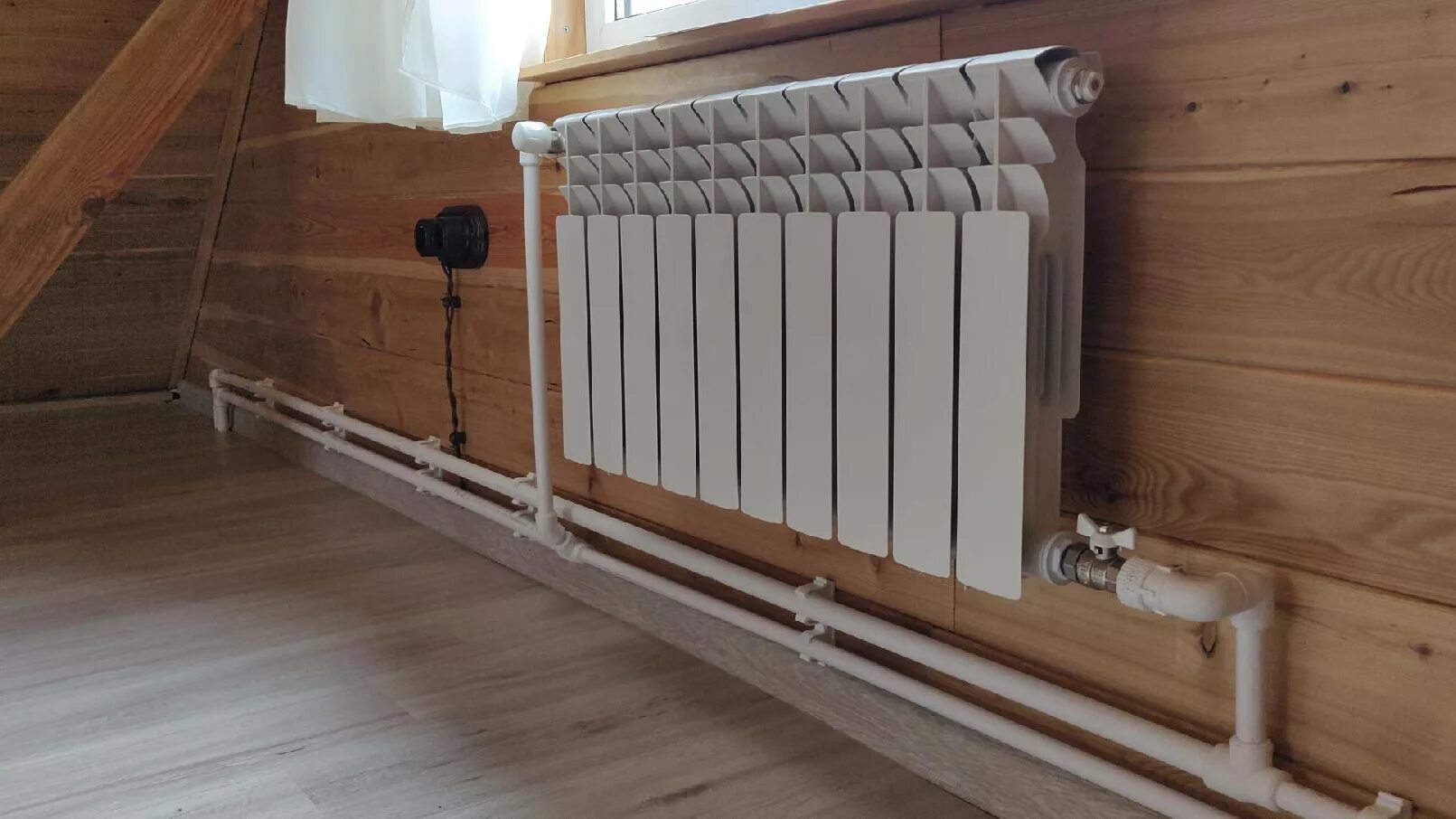 Отопительный рф. Петля Тихельмана 16 радиаторов. Отопление в доме. Отопление частного дома. Батареи отопления в частном доме.