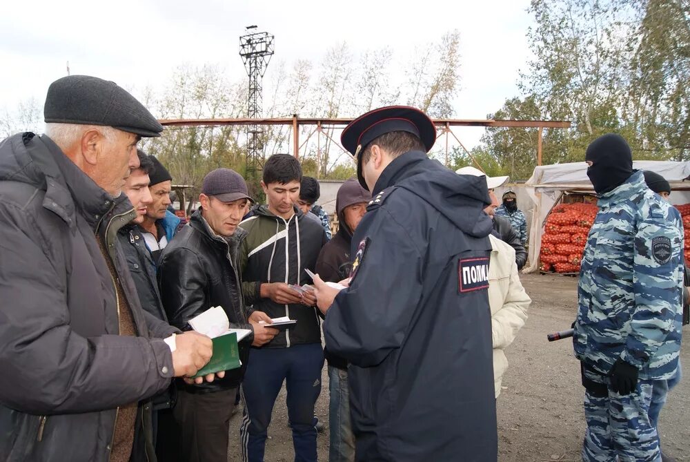 Миграционная служба нижний тагил. Рынок Букатино. Рейд мигрантов в Нижнем Тагиле. Букатинский рынок Тагил.