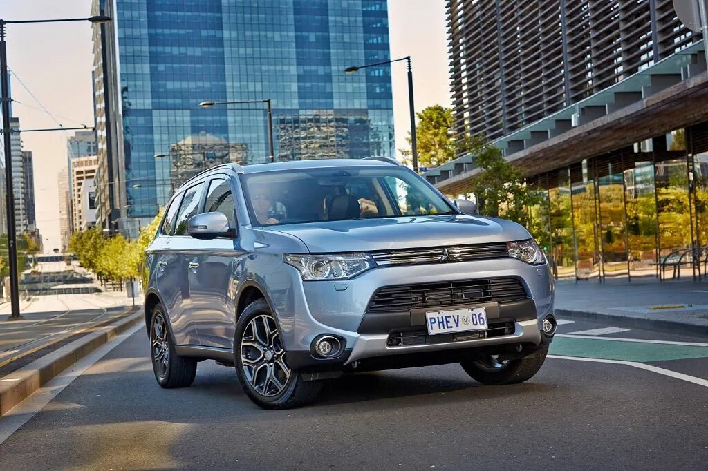 Купить митсубиси аутлендер в нижнем. Митсубиси Аутлендер PHEV. Mitsubishi Outlander PHEV. Mitsubishi Outlander ПХЕВ. Митсубиси Аутлендер гибрид 2018.