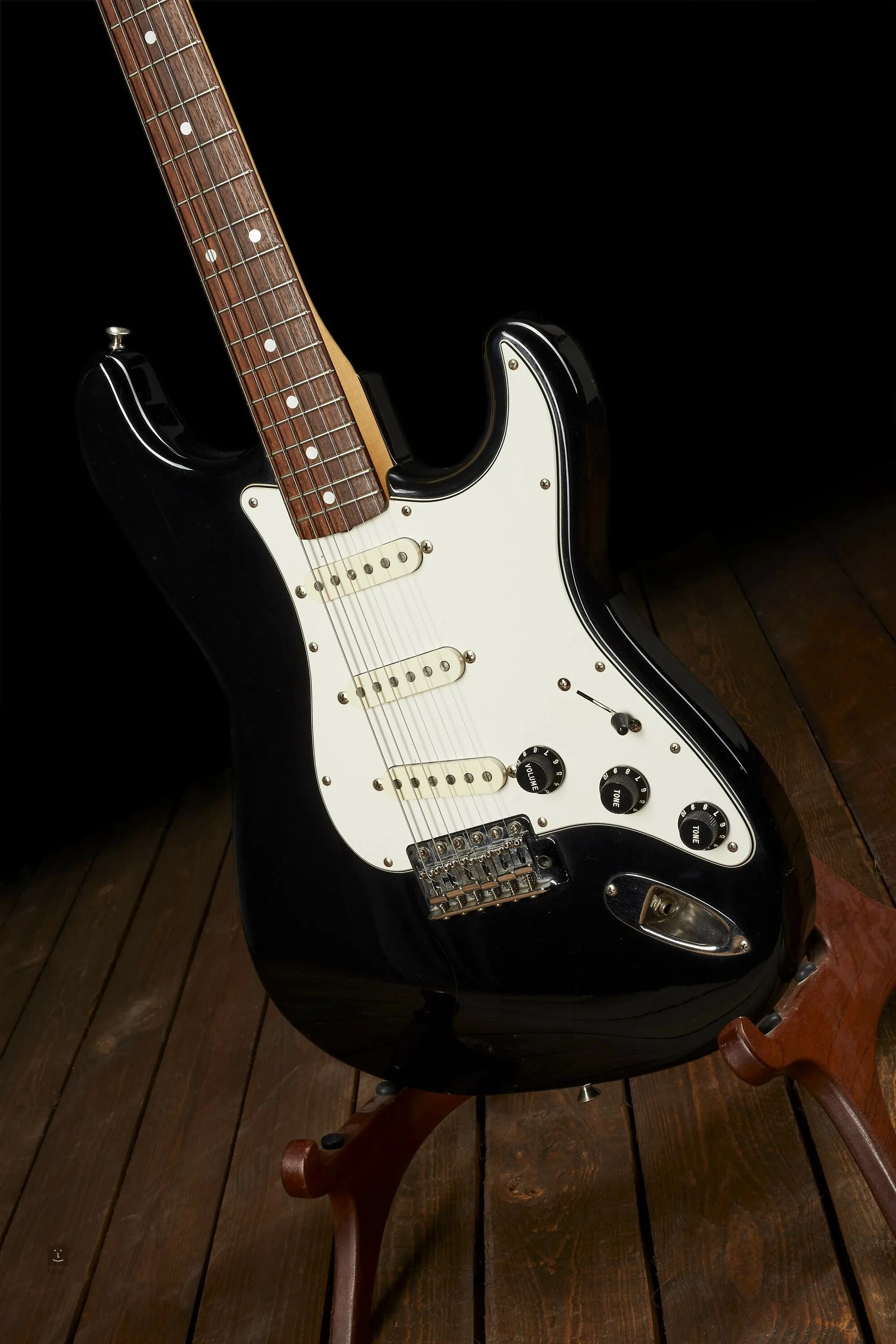 Fender highway one stratocaster 2007 sunburst. Fender american professional stratocaster. Fender stratocaster черный. David gilmour stratocaster. Черный фендер.