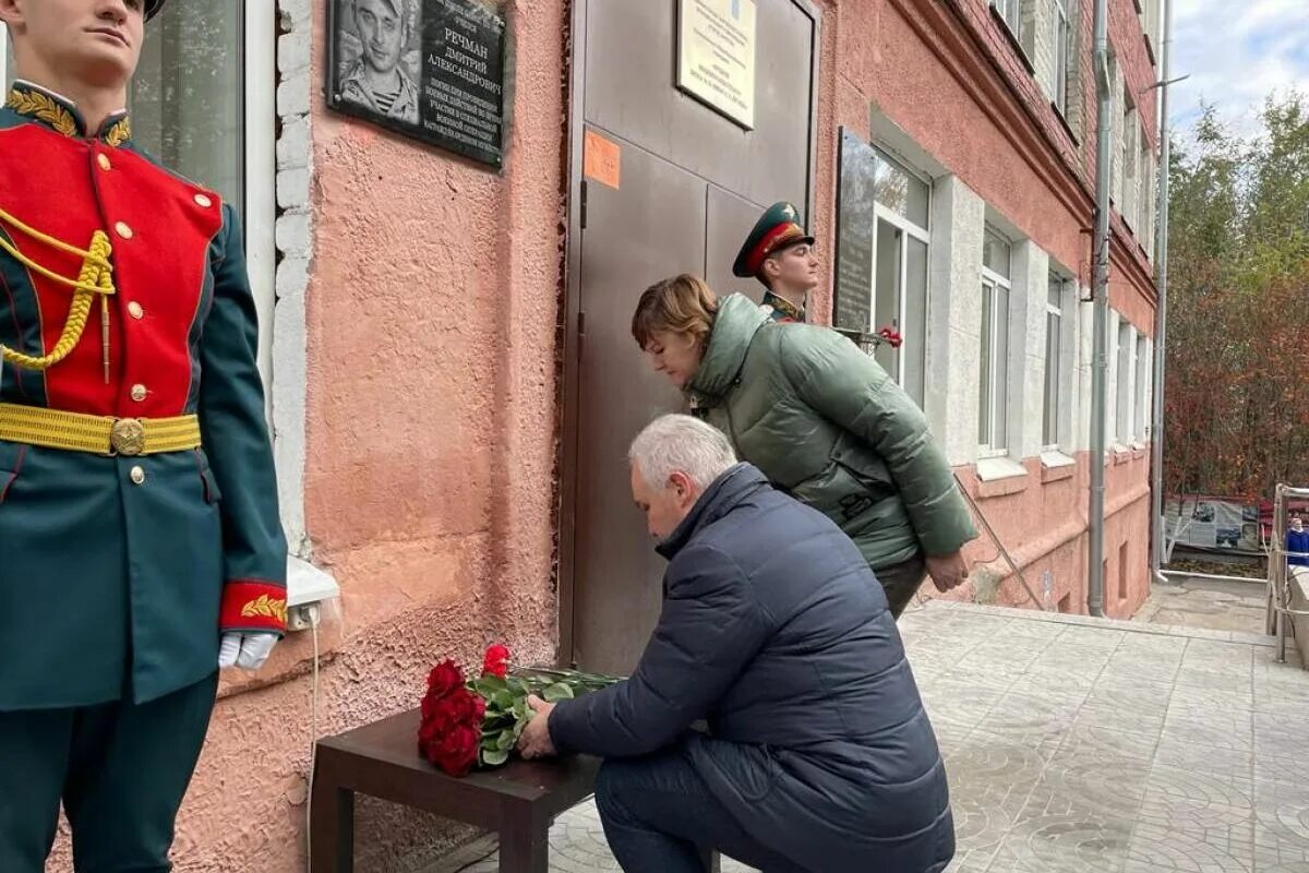 Открыли памятную доску. Открытие мемориальной доски. Мемориальная доска на фасаде. Мемориальная доска памяти погибших.