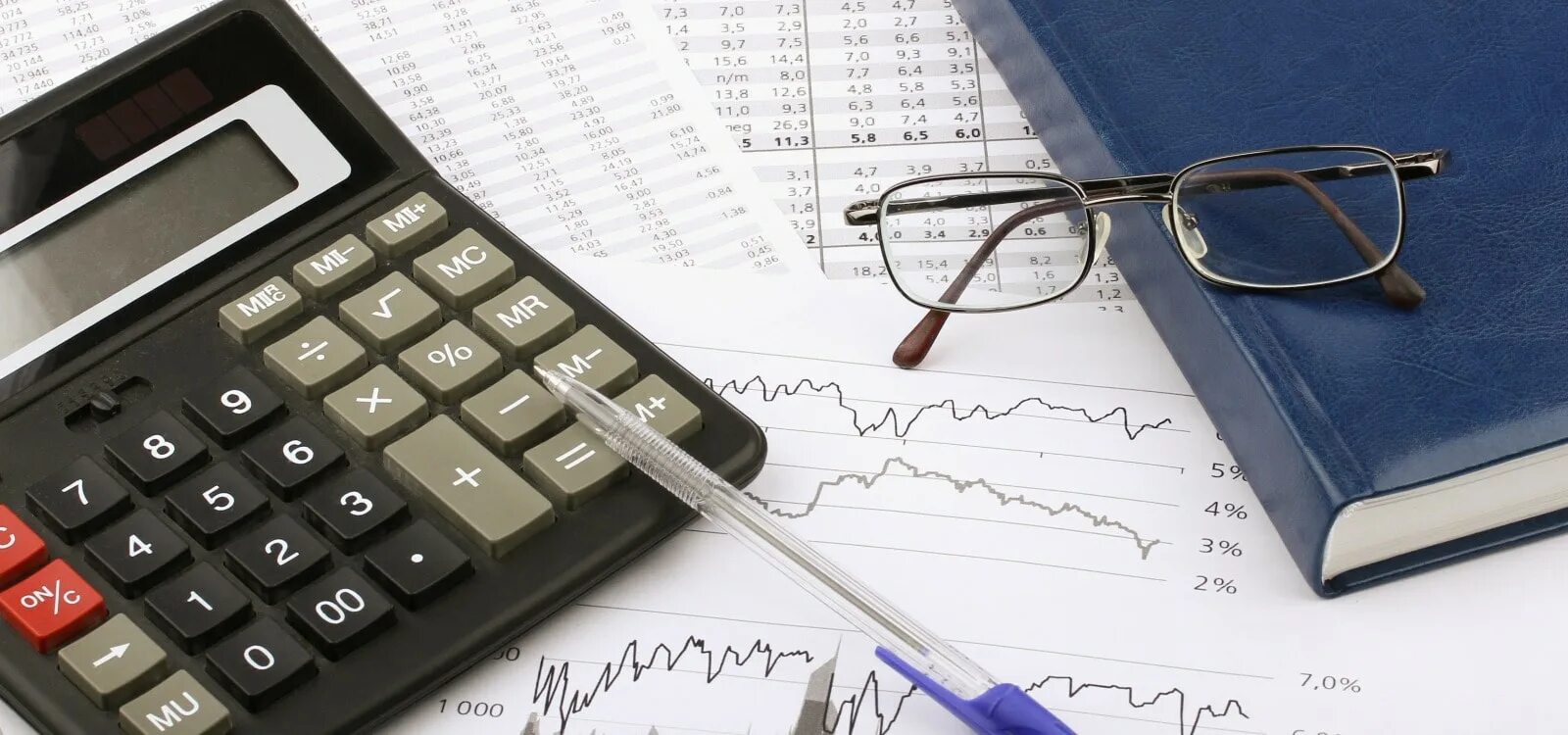 Виды аудита. Независимый бухгалтерский учет. Калькулятор и документы. Судебно-экономическая экспертиза. Бухгалтерские услуги бизнес иллюстрация.