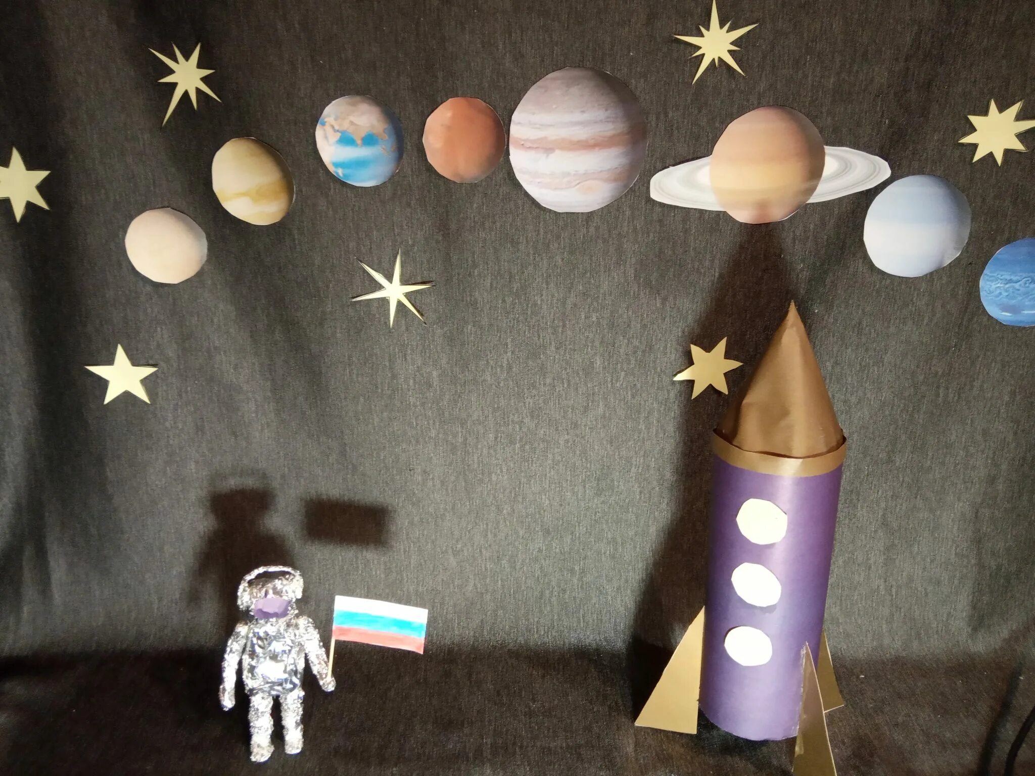 Как сделать поделку космос. Конкурс поделок ко дню космонавтики в детском саду. полелка на темускосмос. паделка на туму космас. под делка на тему космос.