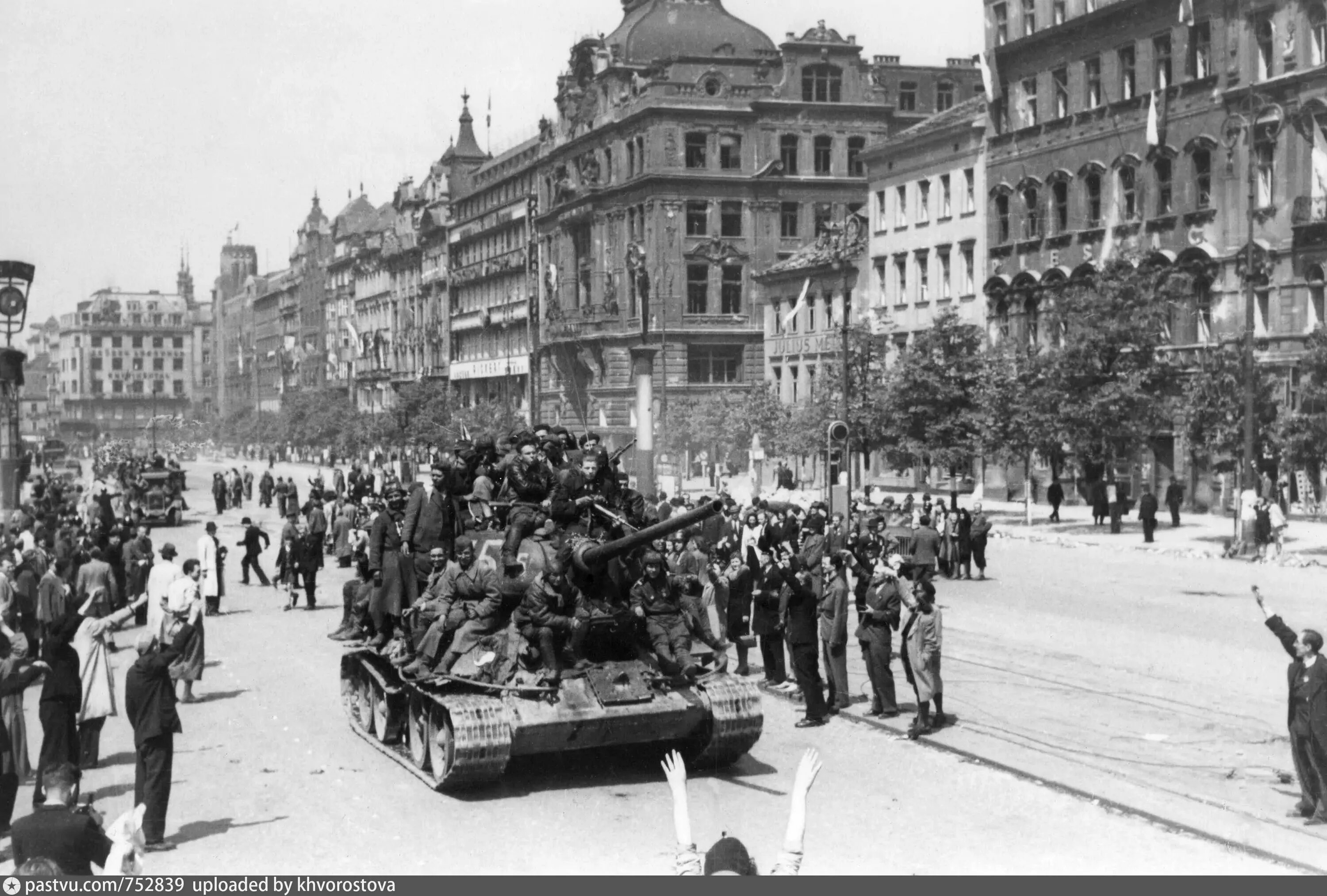 Освобождение Праги 1945. Пражская операция 1945. Советские войска в Праге 1945. Бои в Праге 1945.