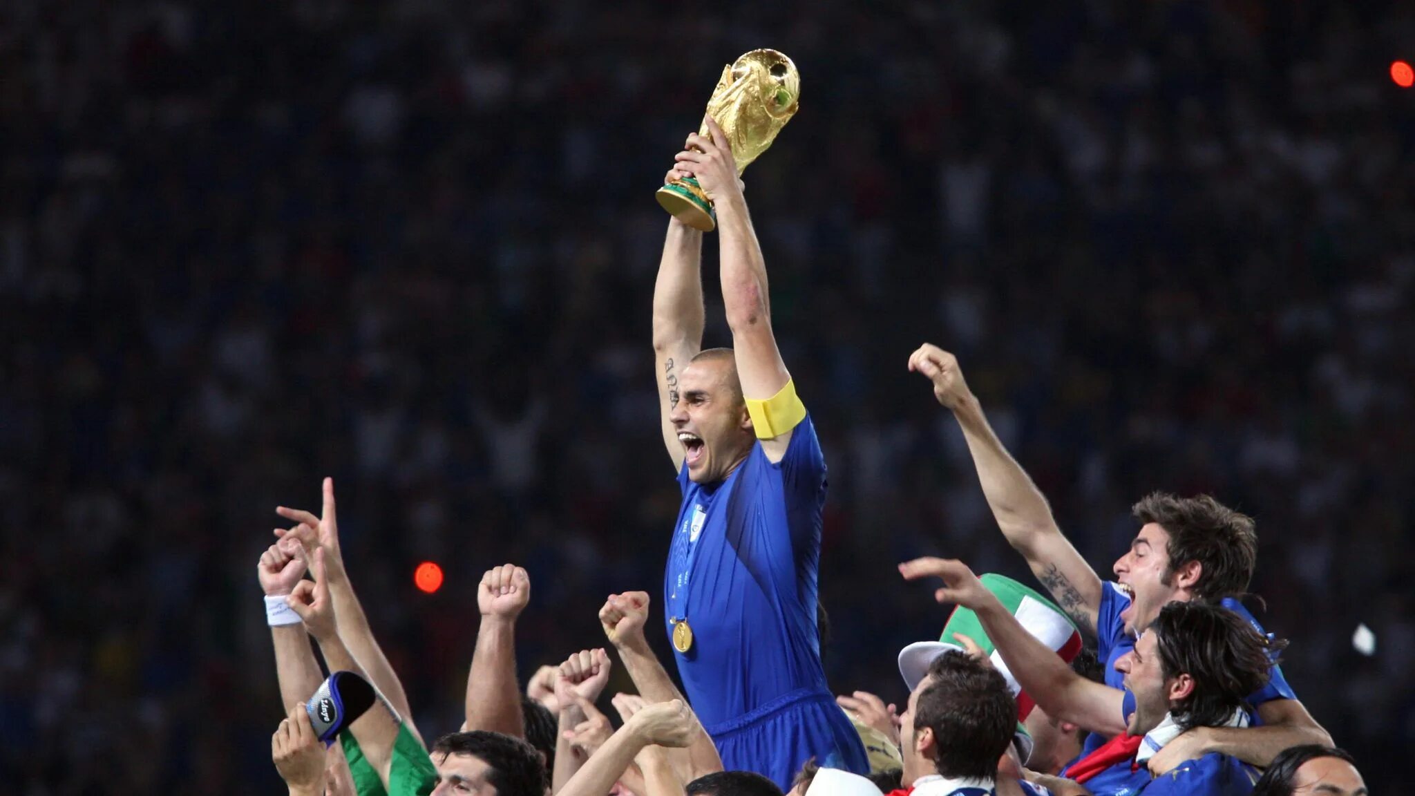 Сборная италии на чм 2006. World cup 2006 winner. Италия чемпионы 2006. Зидан финал чм 2006. Празднование в футболе пальцами.