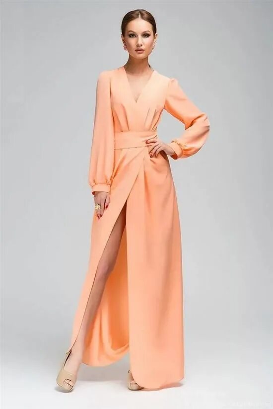 Платье халат длинное. Длинное платье с запахом. Вечернее платье персикового цвета. Платье с запахом вечернее. Персиковое длинное платье.