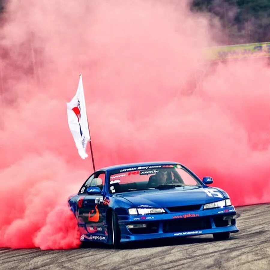 Бернаут фаер. Машина в облаках. Дым от шин. Берн аут. Дым из машины.