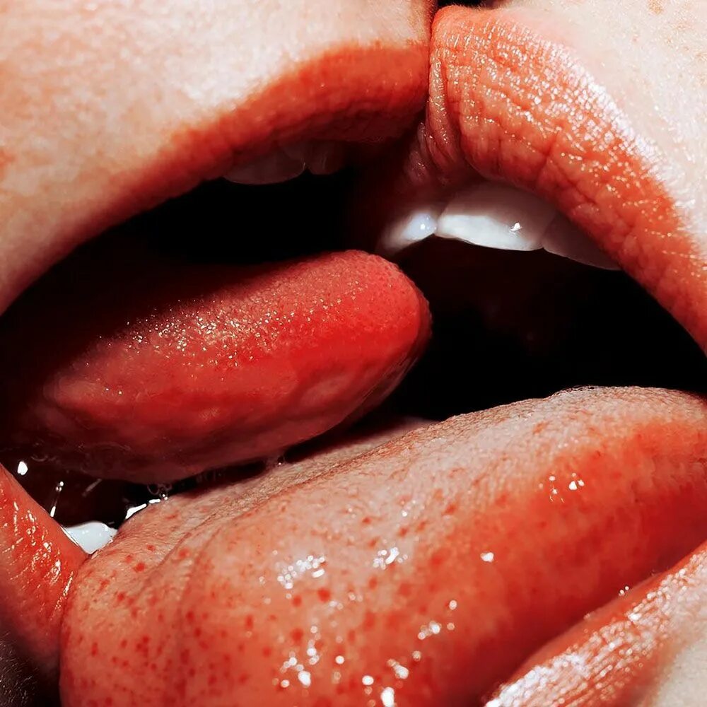 Close lips. Страстные губы. Сочный поцелуй. Губы крупным планом. Губы страсть.