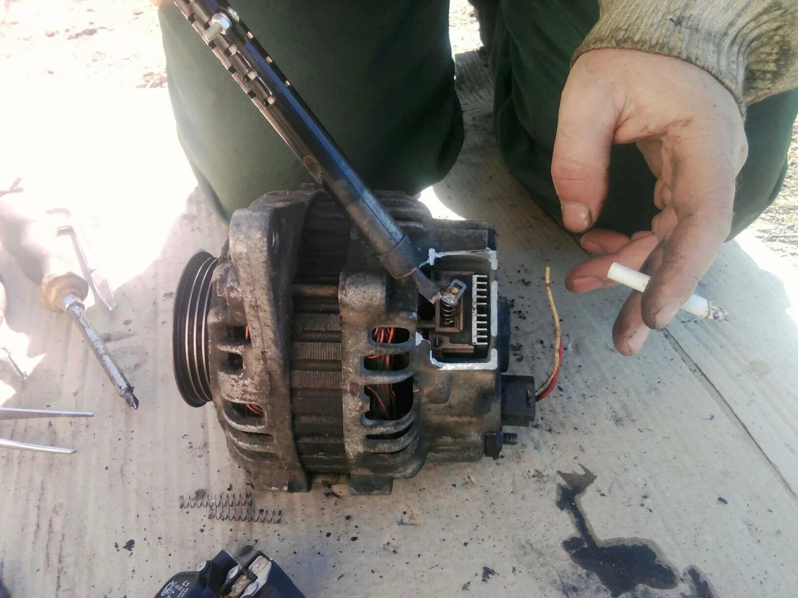 Как заменить щетки на генераторе. Щетки генератора тойота витц 2001. Щетки генератора ниссан максима а32. Как заменить щетки на генераторе. Как заменить щетки на генераторе.