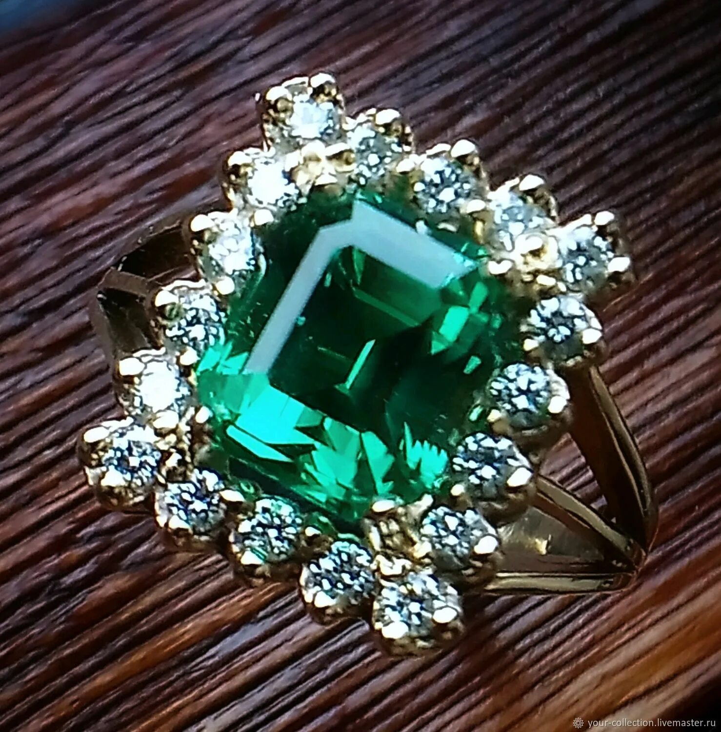 Кольцо изумруд с изумрудом 28 карат. Коллекция Emerald золото изумруд. Royal Emerald кольцо с изумрудом. Кольцо с изумрудом и бриллиантами.