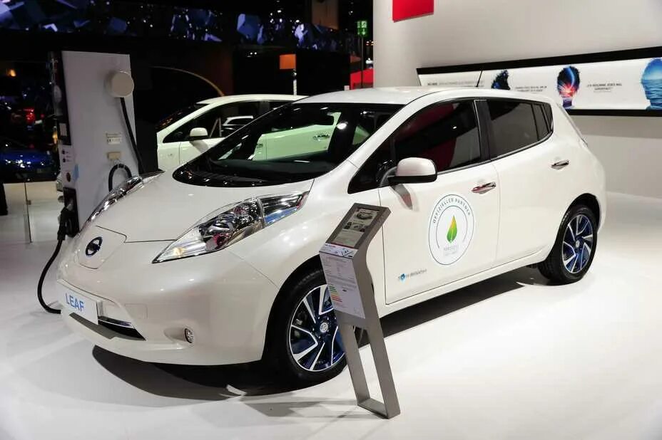 Nissan Leaf электромобиль. Nissan Leaf 2016. Nissan Leaf электромобиль 2021. Nissan Leaf 2022 электромобиль. Амбер авто электромобиль