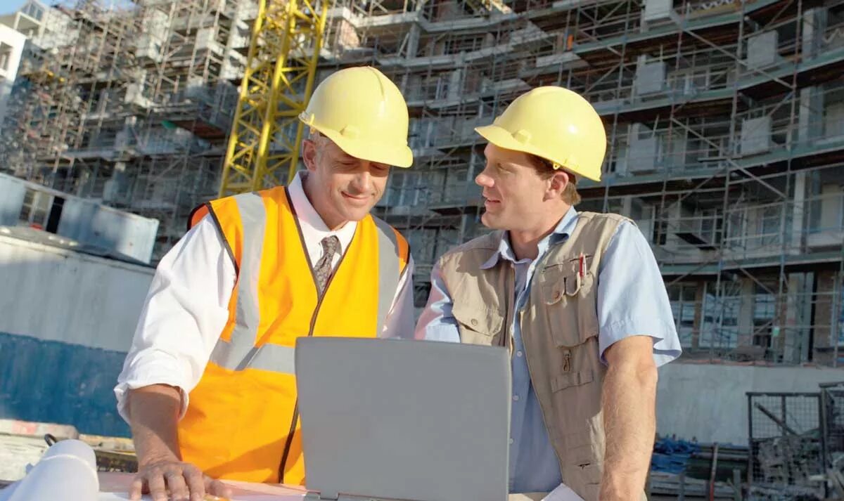 Строительные рабочие. Рабочие на стройке. Строительный объект. Город строитель строительств. Стройка и строители.