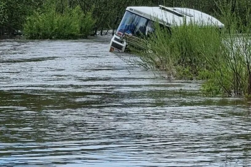 Утонул автобус барнаул. Общественный транспорт в воде затопление. Вода из автобуса. Автобус Чита Сретенск 543. МУП «Пристань Сретенск».