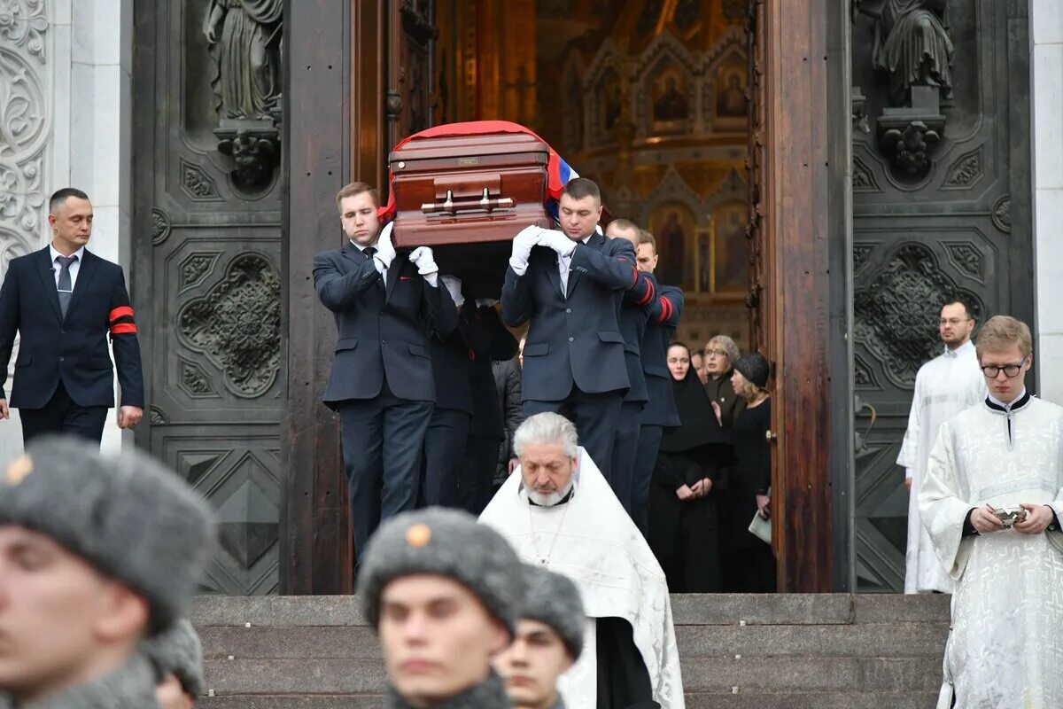 Служба 7 января в храме христа спасителя. Прощание с инной чуриковой в храме христа спасителя. храм христа спасителя пасха 2025. похороны чуриковой в храме христа спасителя. паралимпийская сборная в храме христа спасителя 2012.