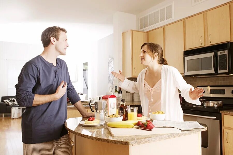 Семейный быт. Ссора на кухне. Мужчина и женщина ругаются на кухне. Современный быт. Быт ценить