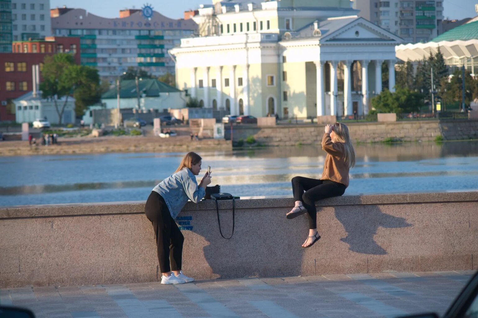 Жизнь в Челябинске. Достопримечательности Челябинска и девушки рядом. Челябинск достопримечательности набережная. Прохладно летом.