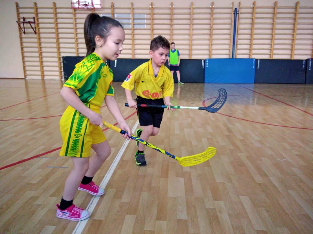 Floorball. Флорбол. Флорбол детский. Флорбол это вид спорта. Флорбол игра.