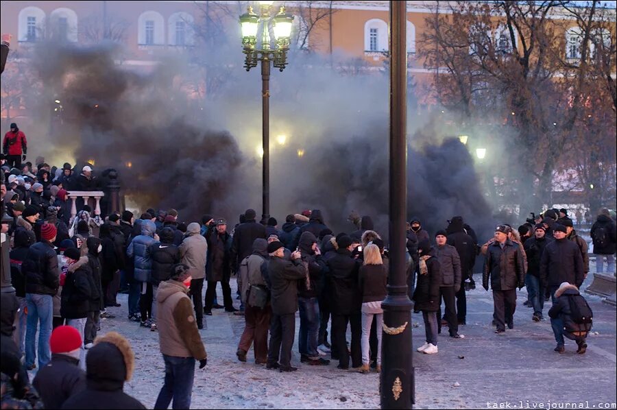 Манежка 2010 русский бунт. 2010 - Массовые беспорядки в Москве на Манежной площади.. Погромы на Манежной площади 2010.