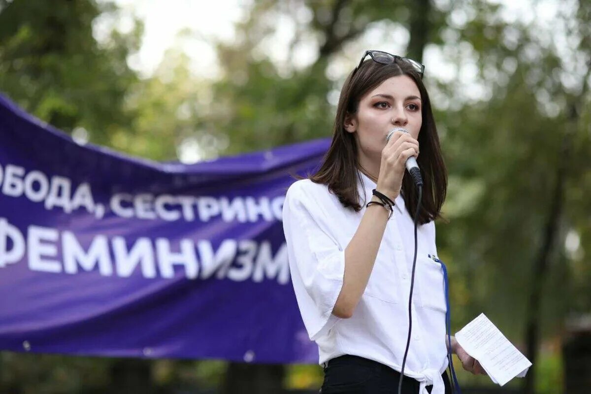 Митинг девушек. Феминистка. Митинги в Казахстане феминисток. Симпатичные феминистки. Красивая феминистка фото.