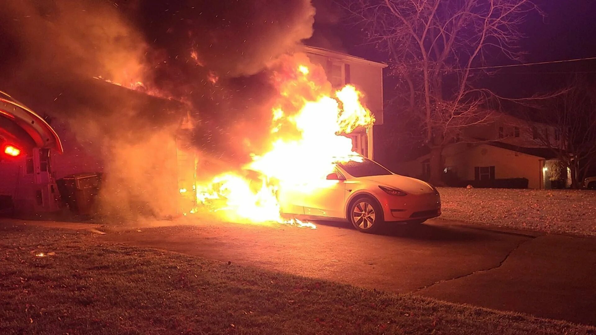 Tesla под атакой: в США поджигают электрокары, акции падают, Маск в панике