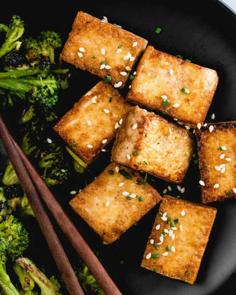 Что можно приготовить из сыра тофу. Жареный тофу Яэ Мико. Тофу жареный 150г. Жареный тофу с кунжутом. Жареный тофу в соевом соусе.