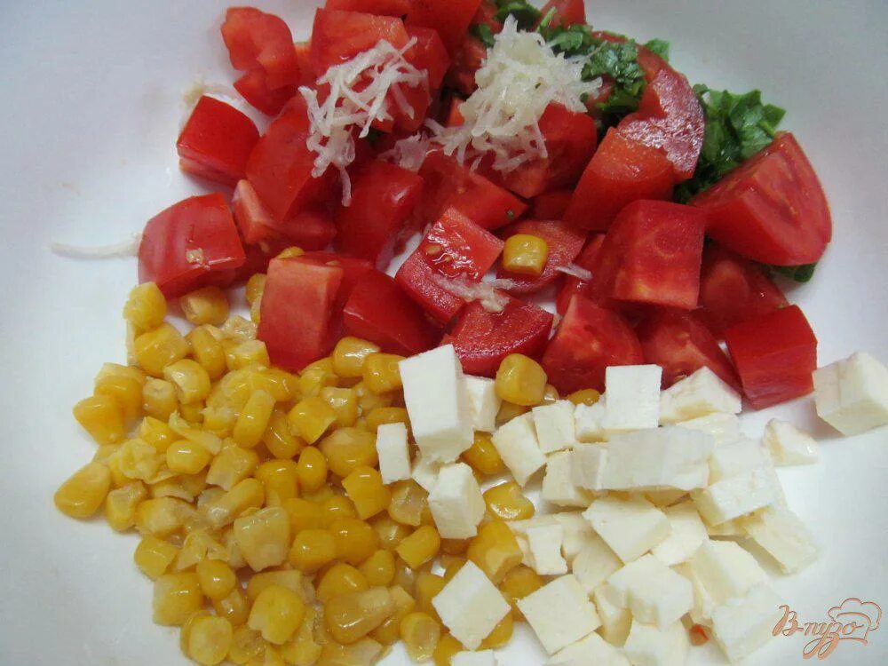 Салат рецепт сыр кукуруза помидоры. Салат с кукурузой и помидорами. Салат с кукурузой и помидорами. Крабовые палочки с помидорами и кукурузой. Салат с курицей помидорами и кукурузой.