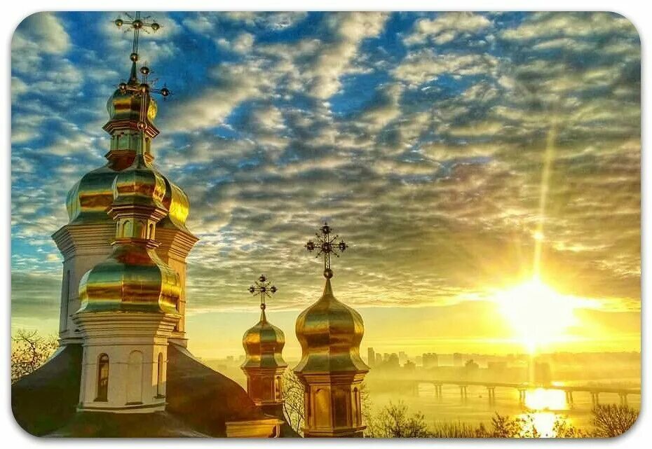 Воскресные души. Церковь на рассвете. Церковь на Восходе солнца. Храм солнца. Солнечные лучи в храме.