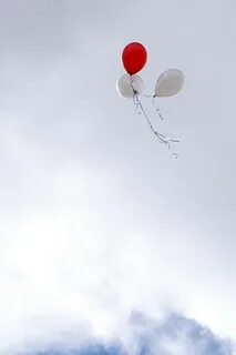 Отпускает шарик в небо