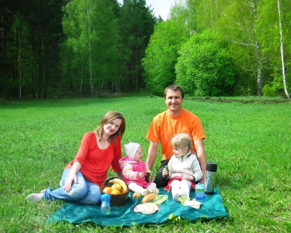 Лесная семья отзывы. Семейная фотосессия в сосновом лесу. Лесная семья отзывы. Осенняя фотосессия в лесу семейная. Семья в лесу.