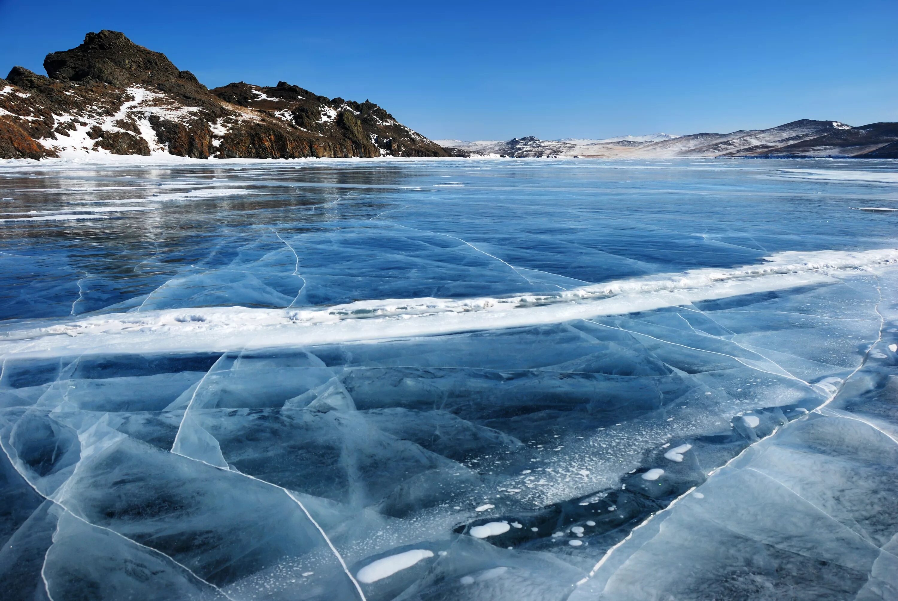Лед всплывает в воде. Зимний Байкал Горячинск. Горячинск Байкал зимой. Озеро Байкал лед. Baikal замерзшее озеро.