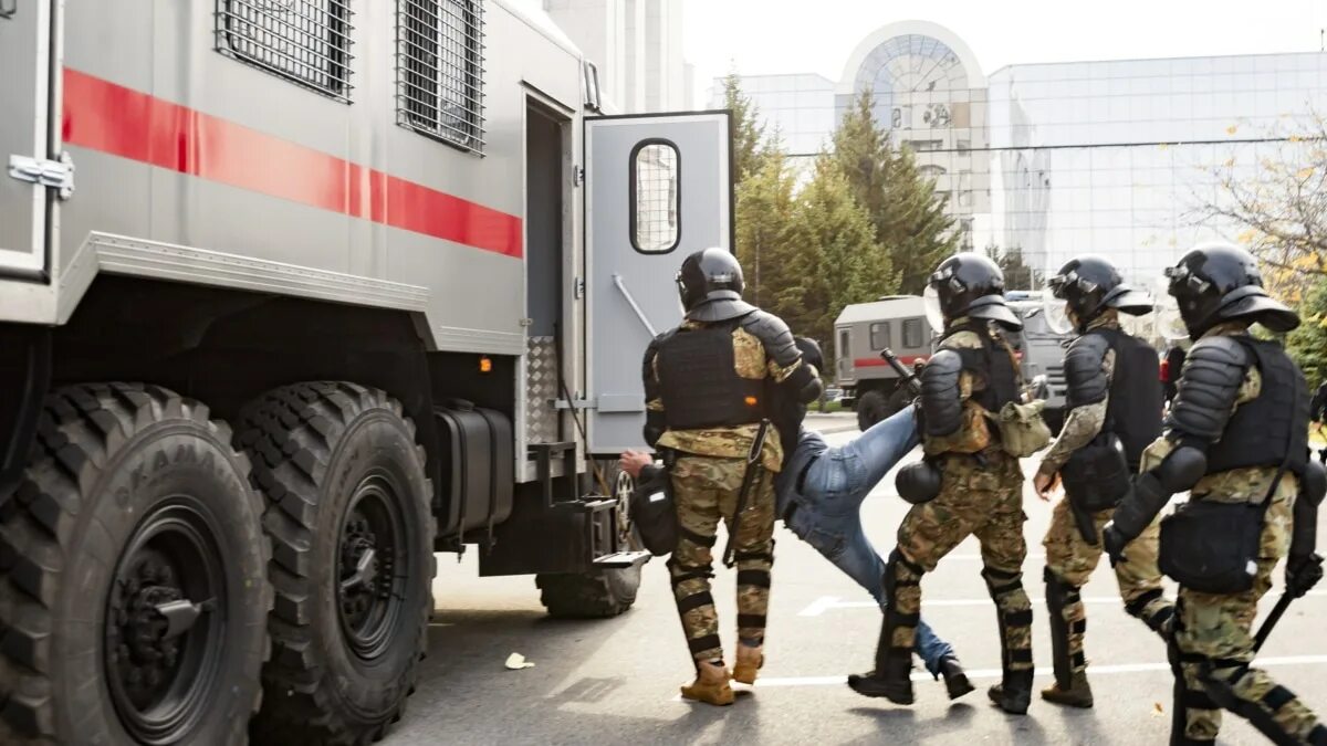 Хабаровск заблокировали омон. Хабаровск заблокировали омон. Хабаровск заблокировали омон. Омон хабаровск. Омон хабаровск.