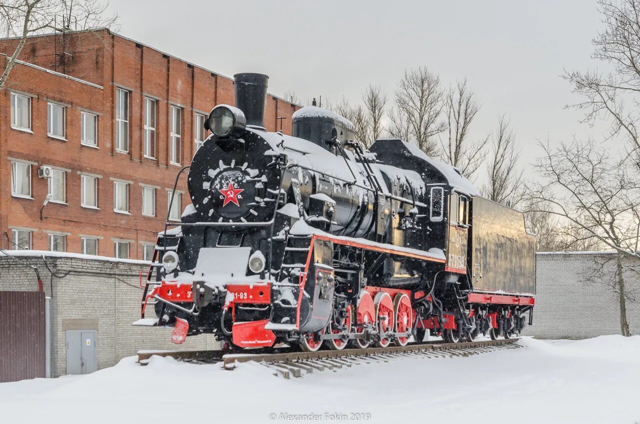 Лежал паровоз. Лежал паровоз. Паровоз и котенок. Памятники архитектуры новокузнецка. Памятник паровоз л3815 юрга.