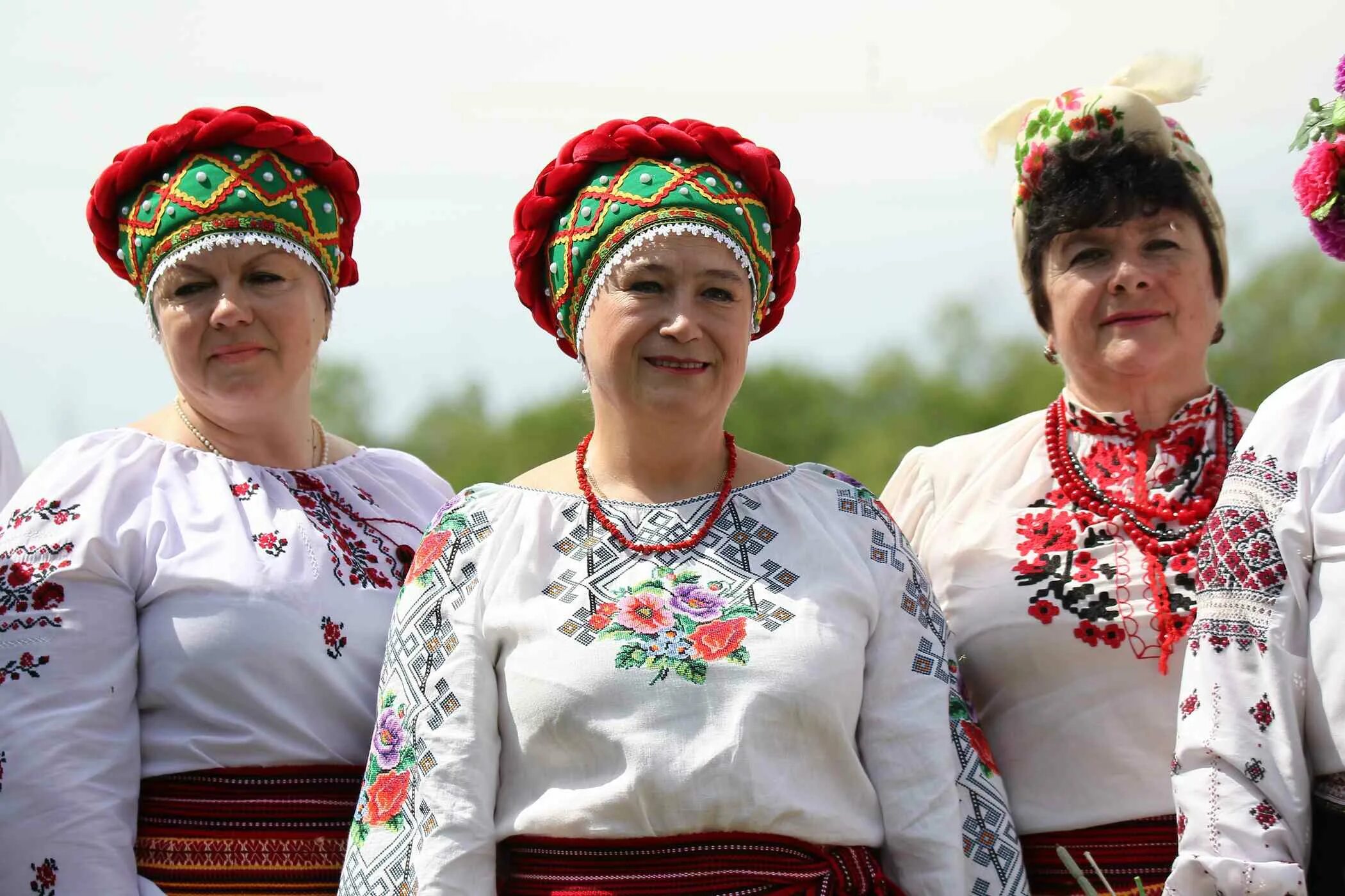 Какие народы были славянами. Разные славянские народы. Славяне этнические группы. Дружба славянских народов символ-. Славяне народы.