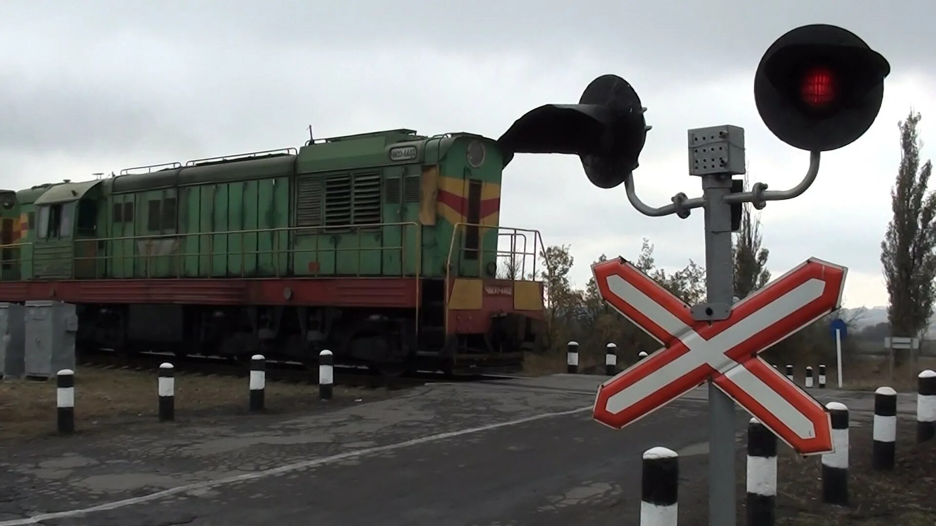 Видео жд переездов. Железнодорожный переезд. ЖД переезд. ЖД шлагбаум. Железнодорожный переезд железная дорога.