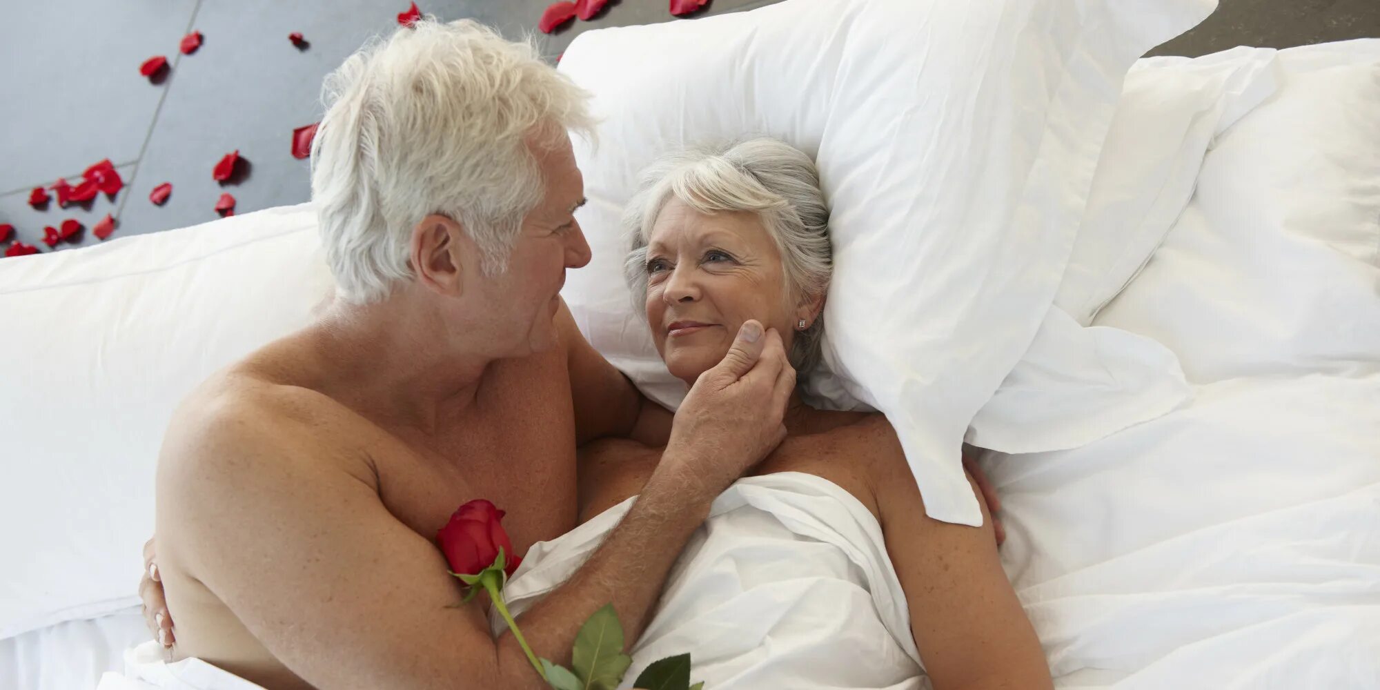 Пожилой мужчина в постели. Пожилые пары в постели. Пожилые женщины в постели. Любовь в пожилом возрасте. Пожилая женщина любит молодую