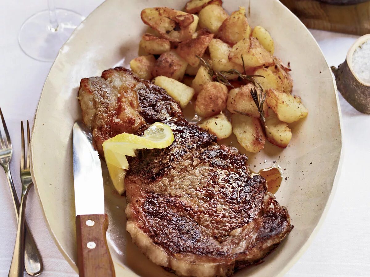 Стейк из свиной шейки. Стейк с жареной картошкой. Стейк свиной с картошкой. Стейк антрекот. Картофель по-деревенски в духовке.