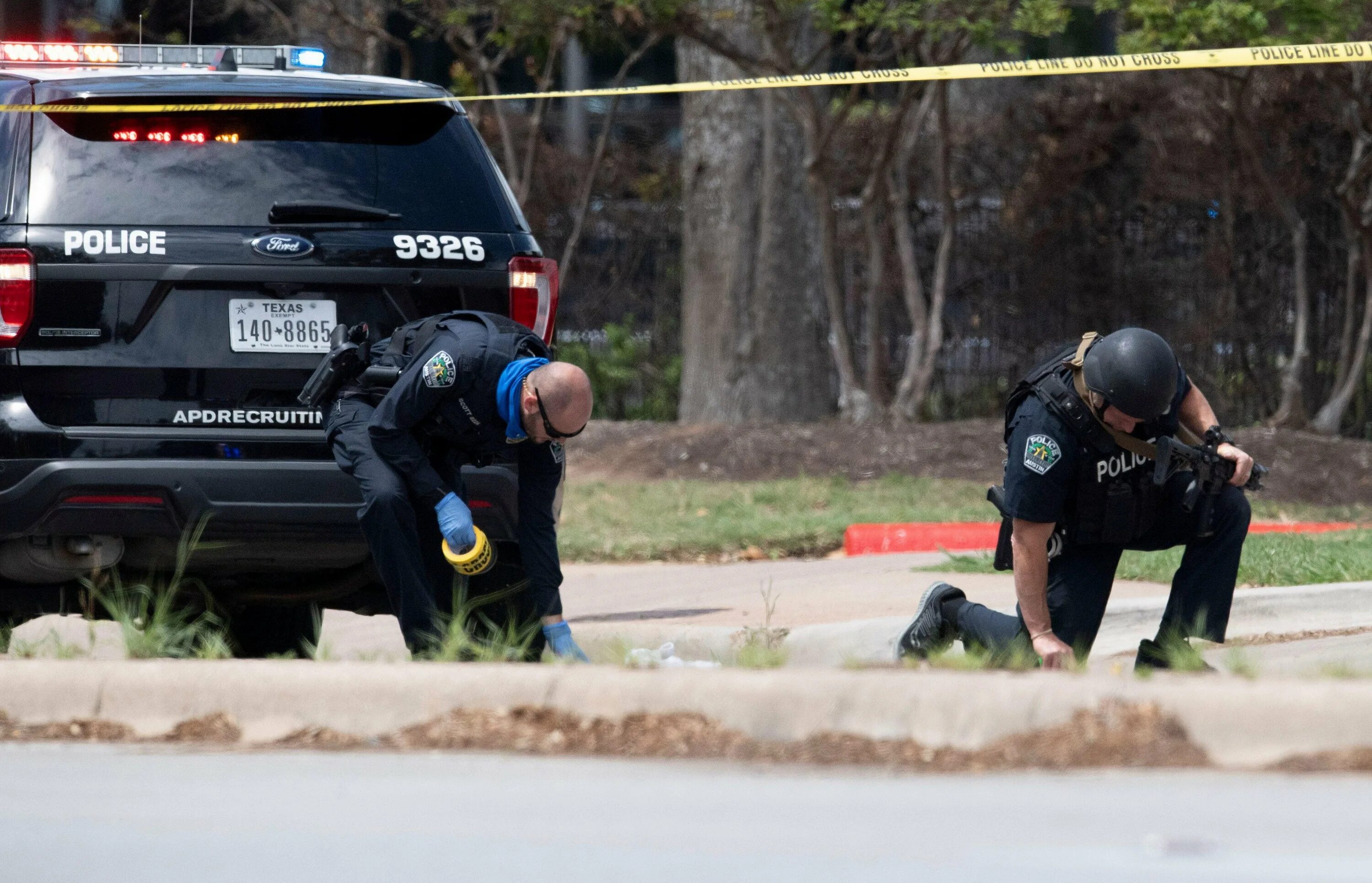 Убегает от полиции. Полицейский в подъезде. Где спрятаться от полиции. Gta 5 police station map. Бандиты на улице.